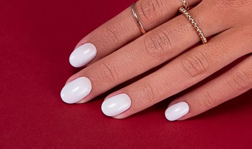 Hybryda na bardzo krótkie paznokcie - manicure krótkie i modne