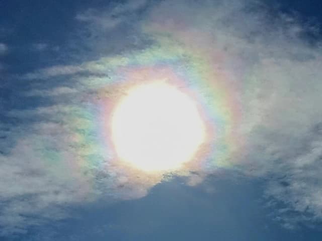 Wieniec zjawisko optyczne w naturze: tajemnice aureoli wokół Słońca