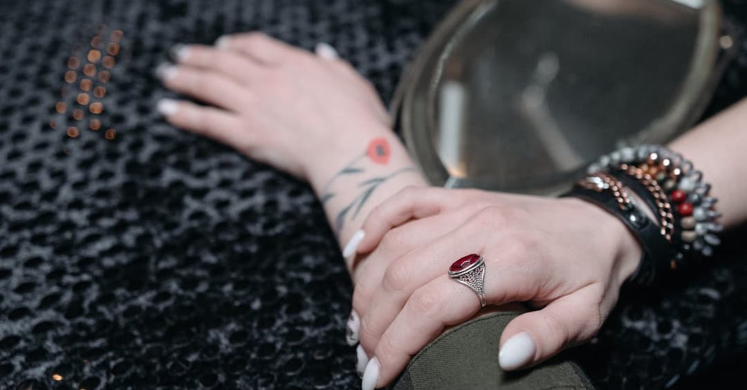 Pierścionek na kciuku - co oznacza i dlaczego warto nosić na środkowym palcu?