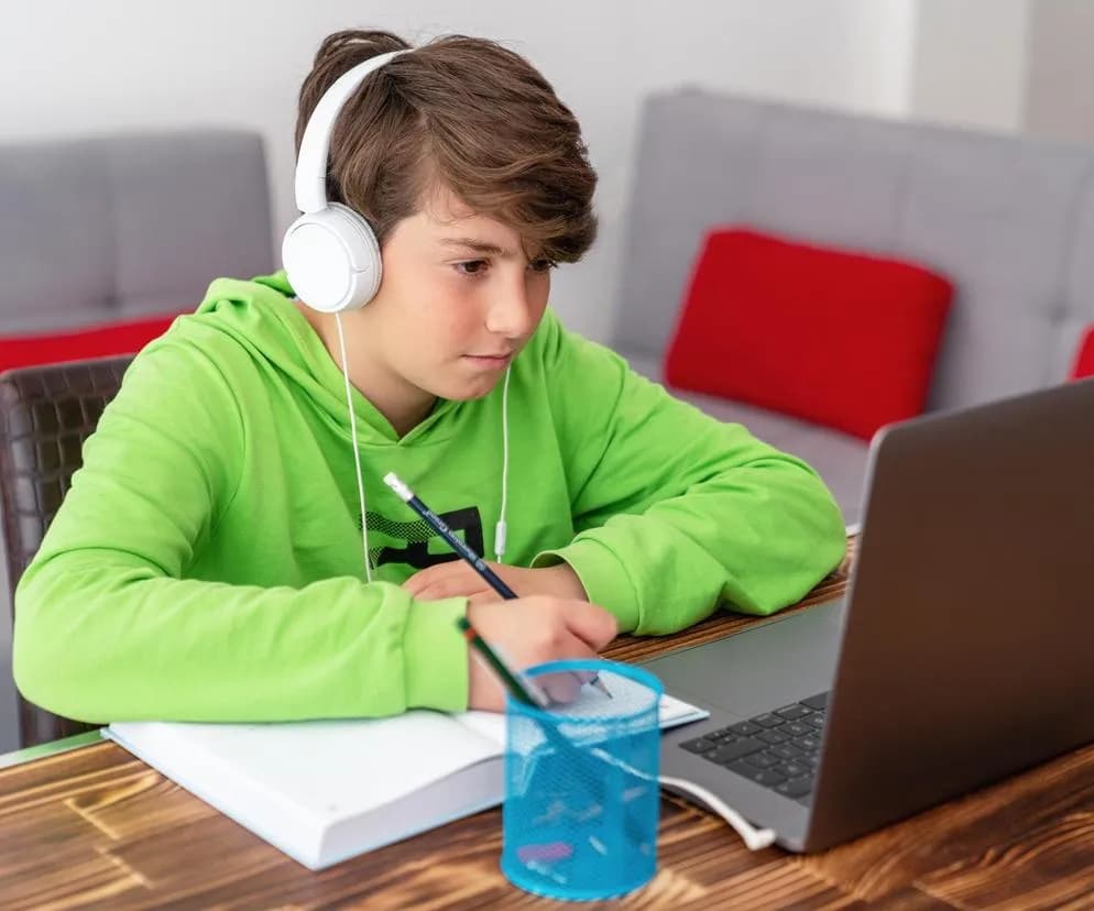 Ile kosztuje szkoła w chmurze? Sprawdź ceny, korzyści i wady nauki online